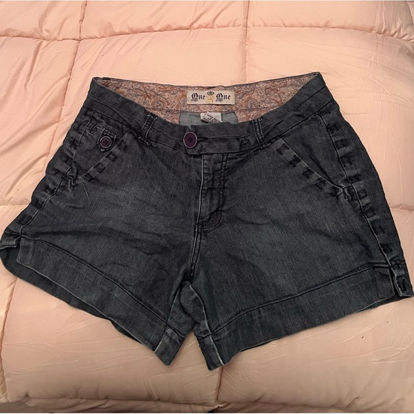 Stitched shorts - Picture 2 of 3
